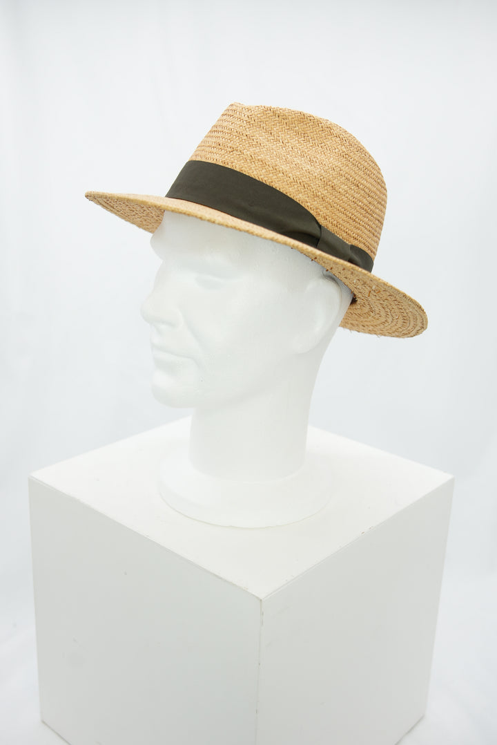 Panamahut mit Khaki-farbigen Band