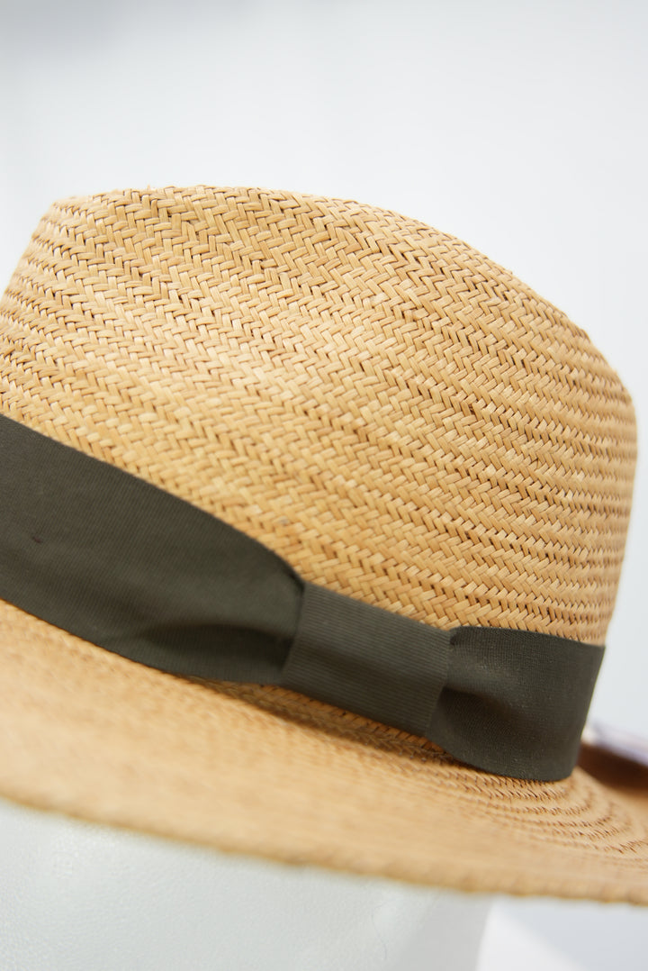 Panamahut mit Khaki-farbigen Band