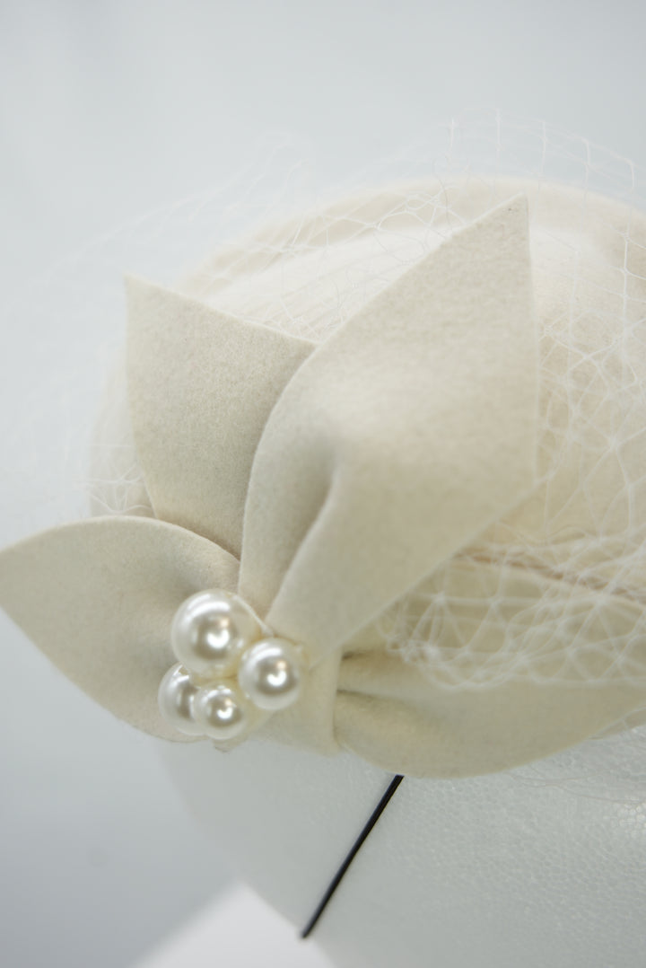 Fascinator weiß schlicht