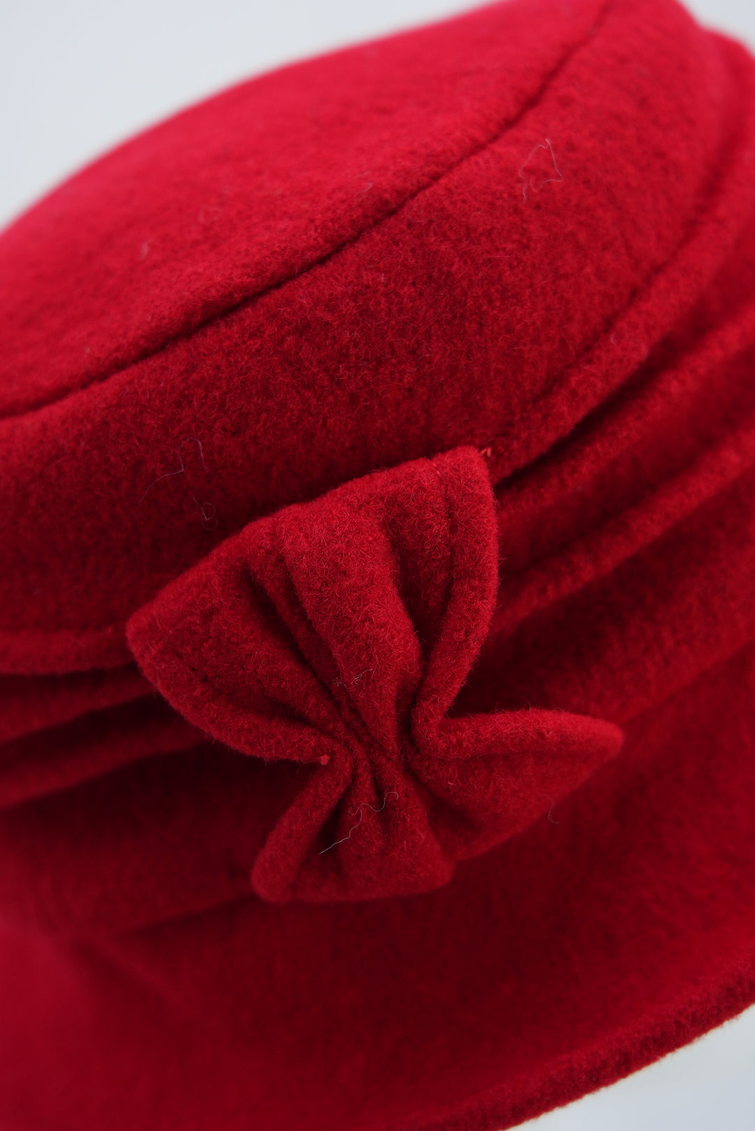 Wollhut "mit seitlicher Schleife rot"