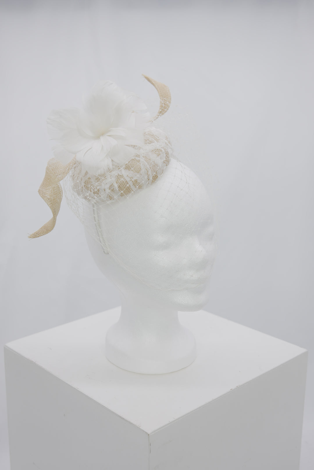 Fascinator "Blume beige"