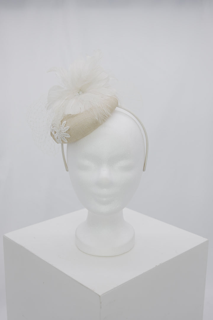 Fascinator "beige bestickt"