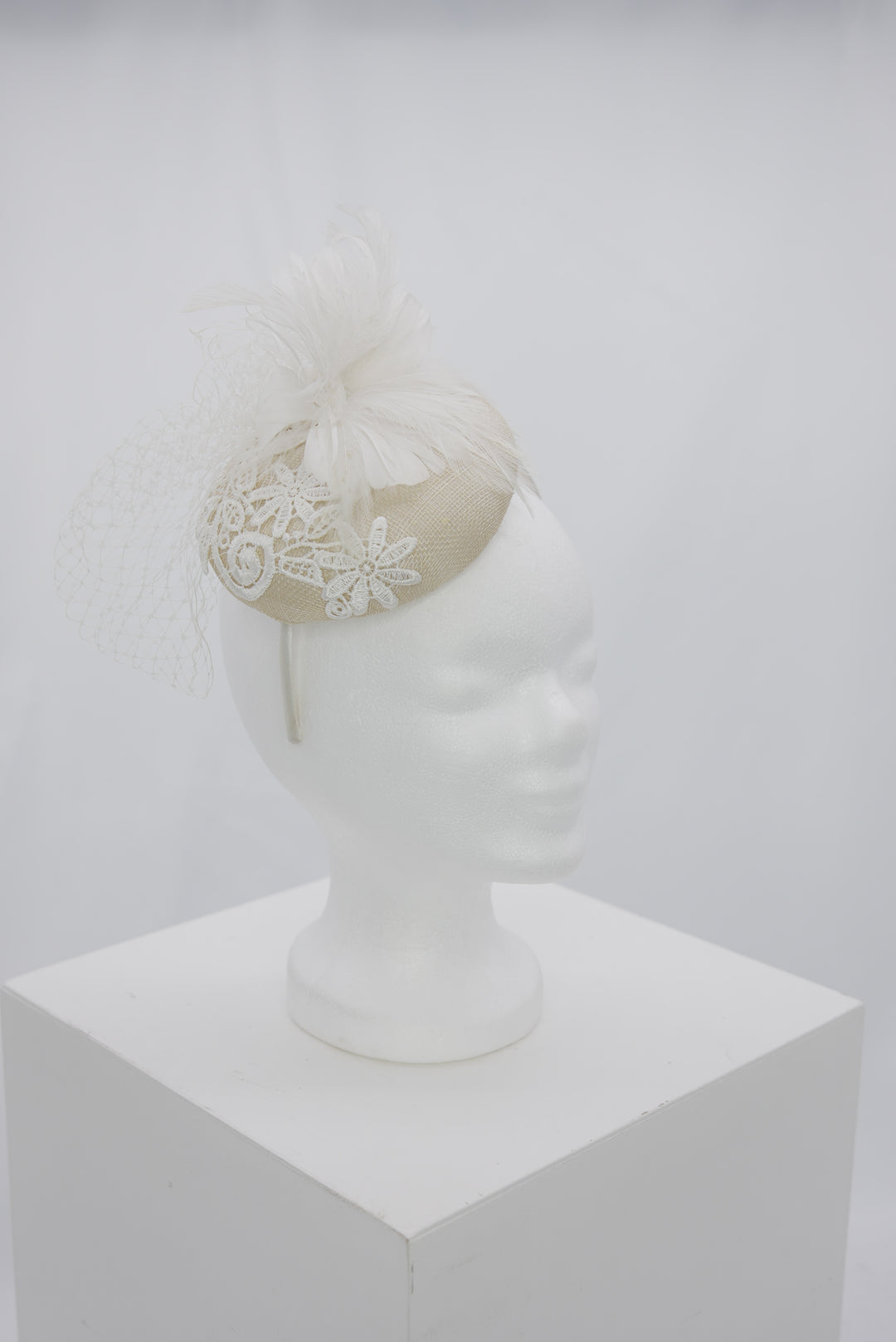 Fascinator "beige bestickt"