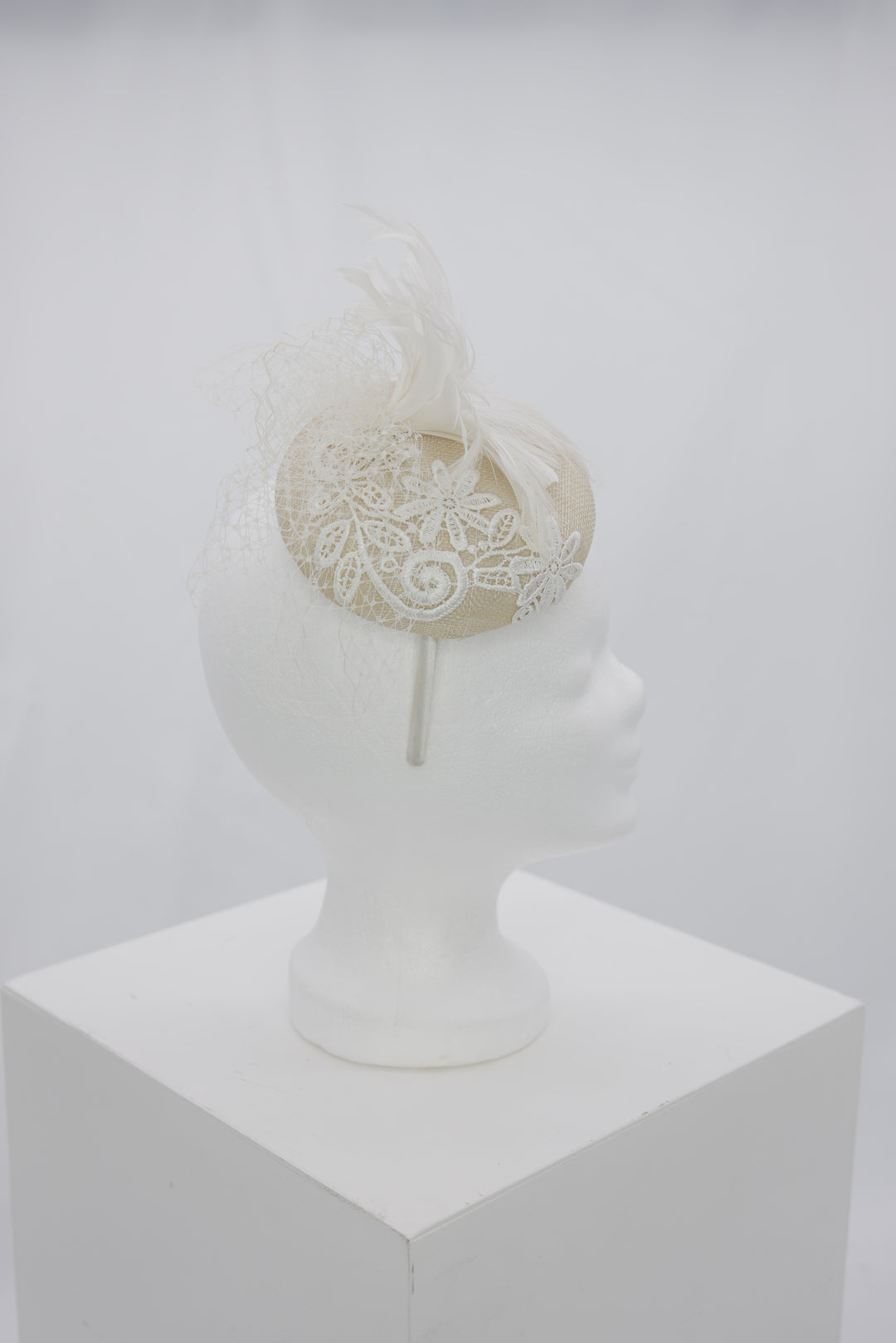 Fascinator "beige bestickt"