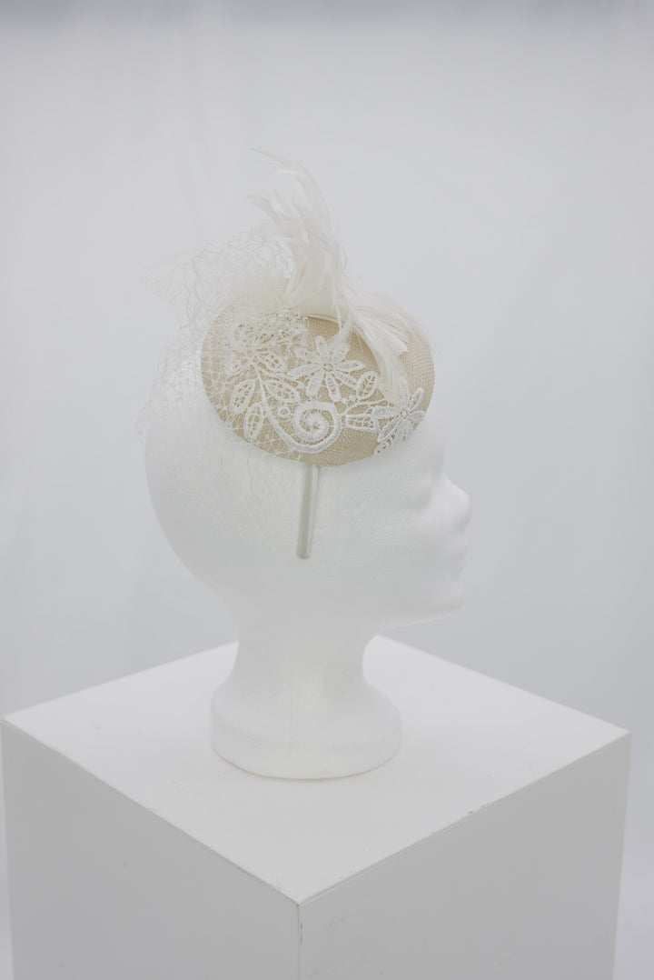 Fascinator "beige bestickt"