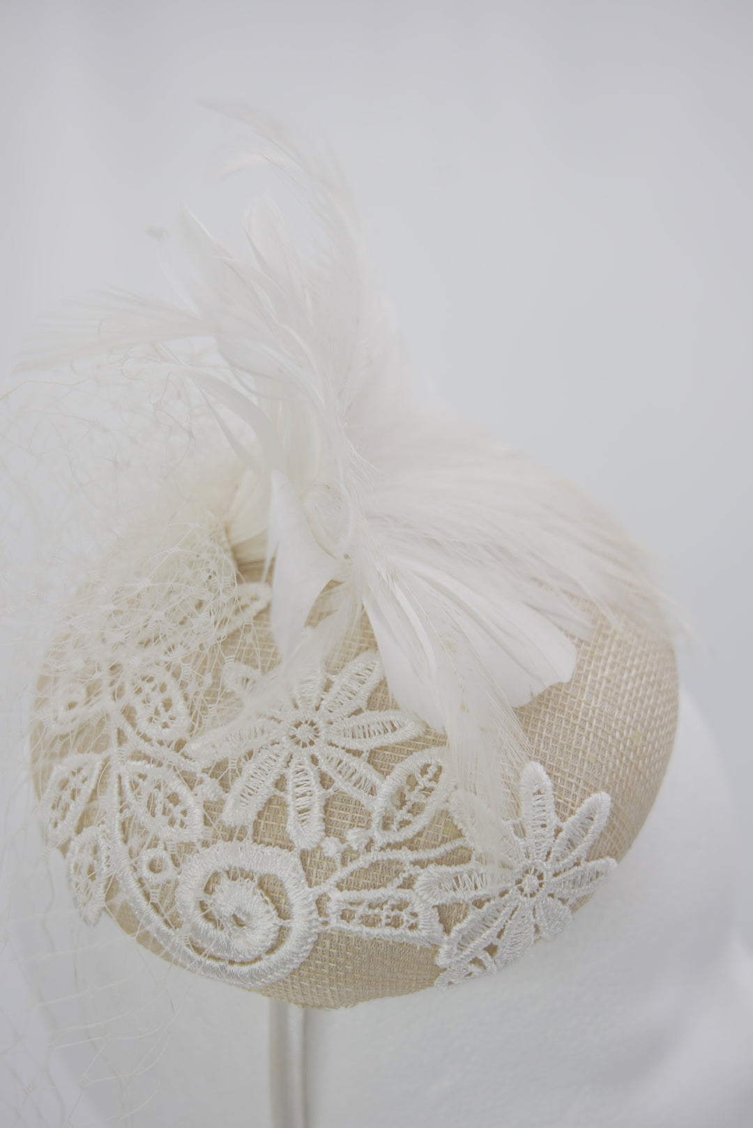 Fascinator "beige bestickt"