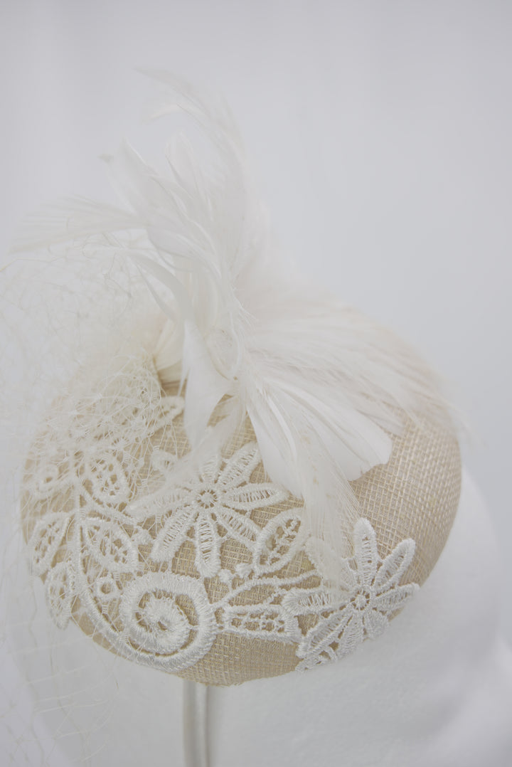 Fascinator "beige bestickt"