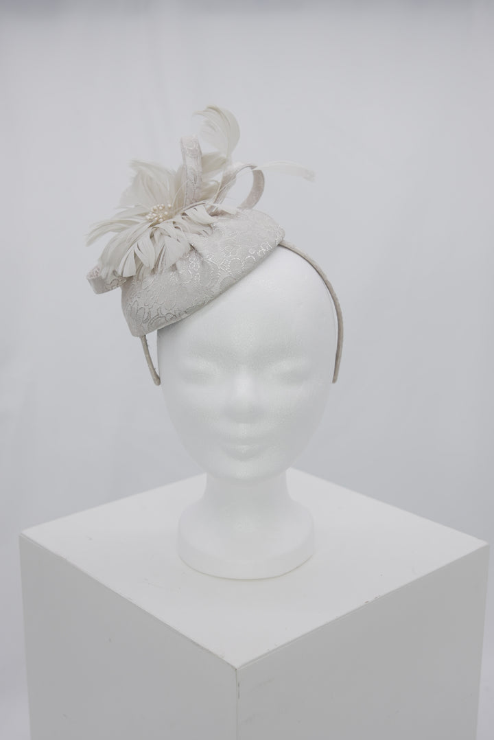 Fascinator "grau Feder"