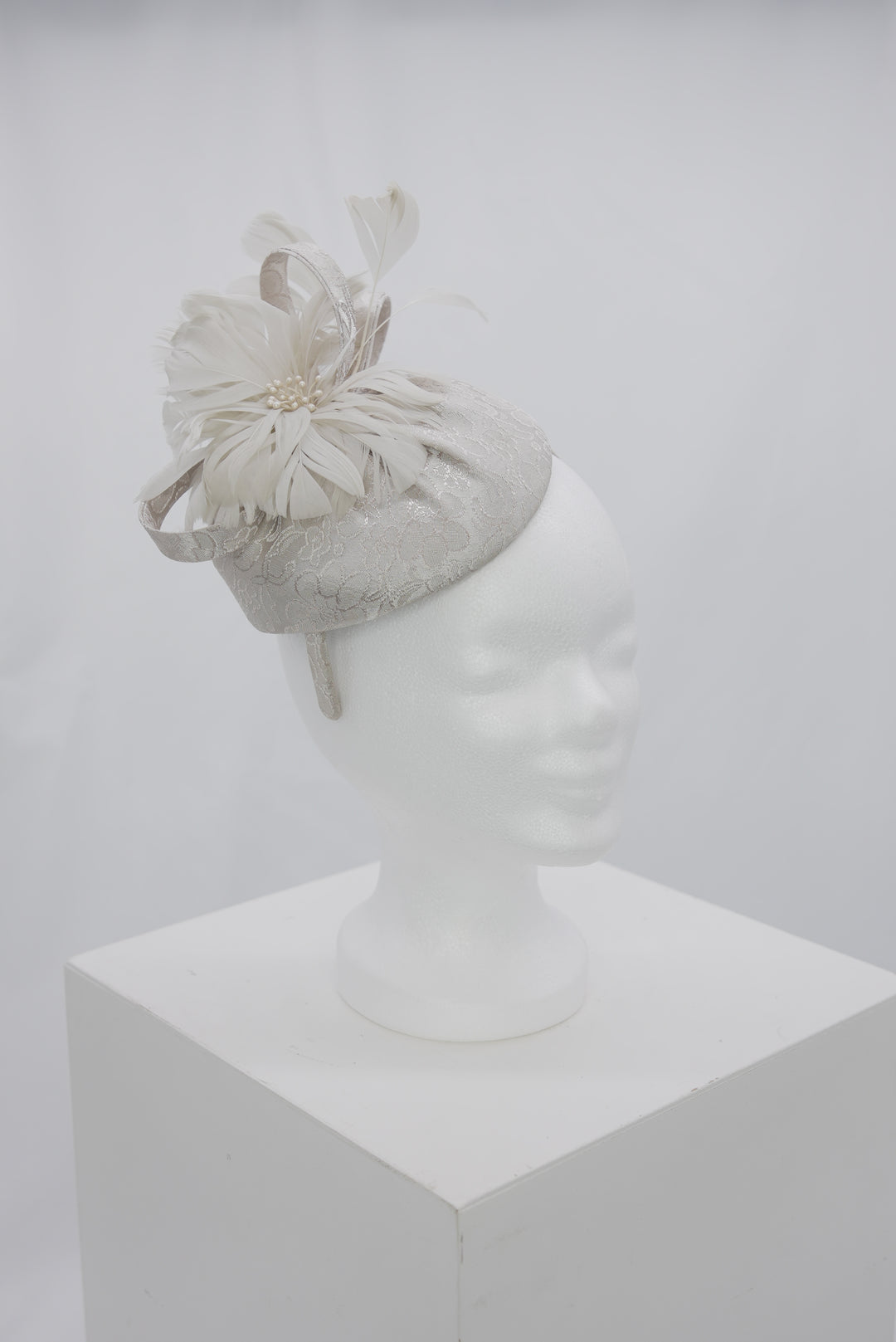 Fascinator "grau Feder"