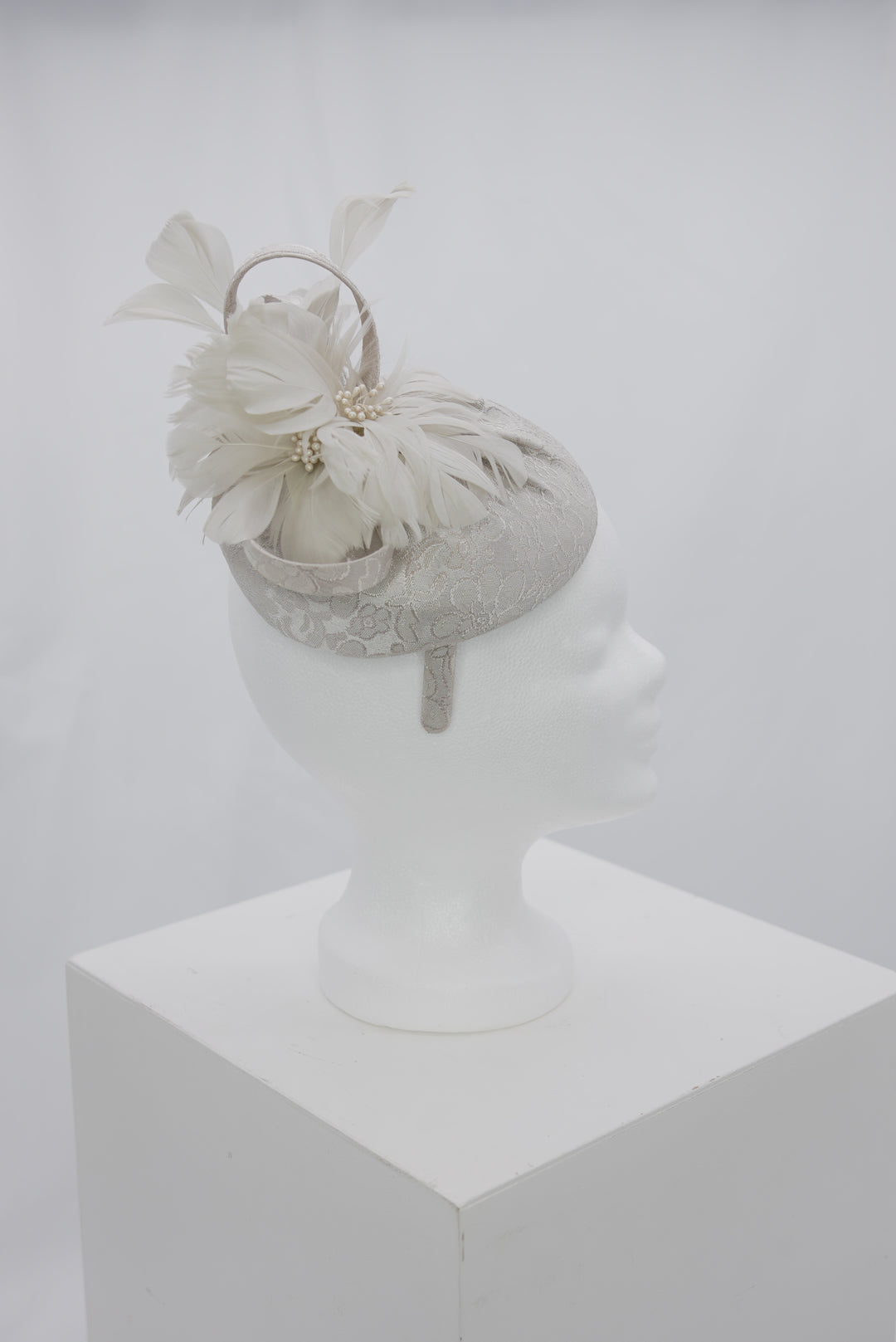 Fascinator "grau Feder"