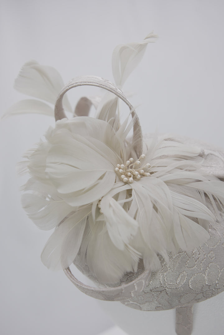 Fascinator "grau Feder"