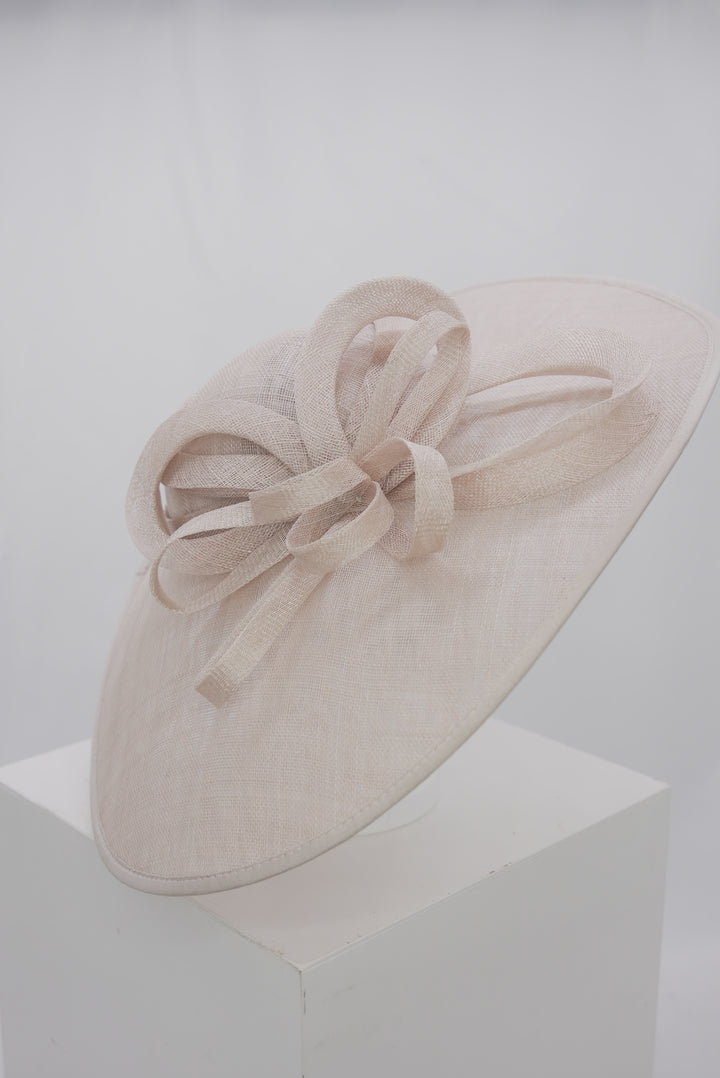 Fascinator "Sinemay mit Schleife"