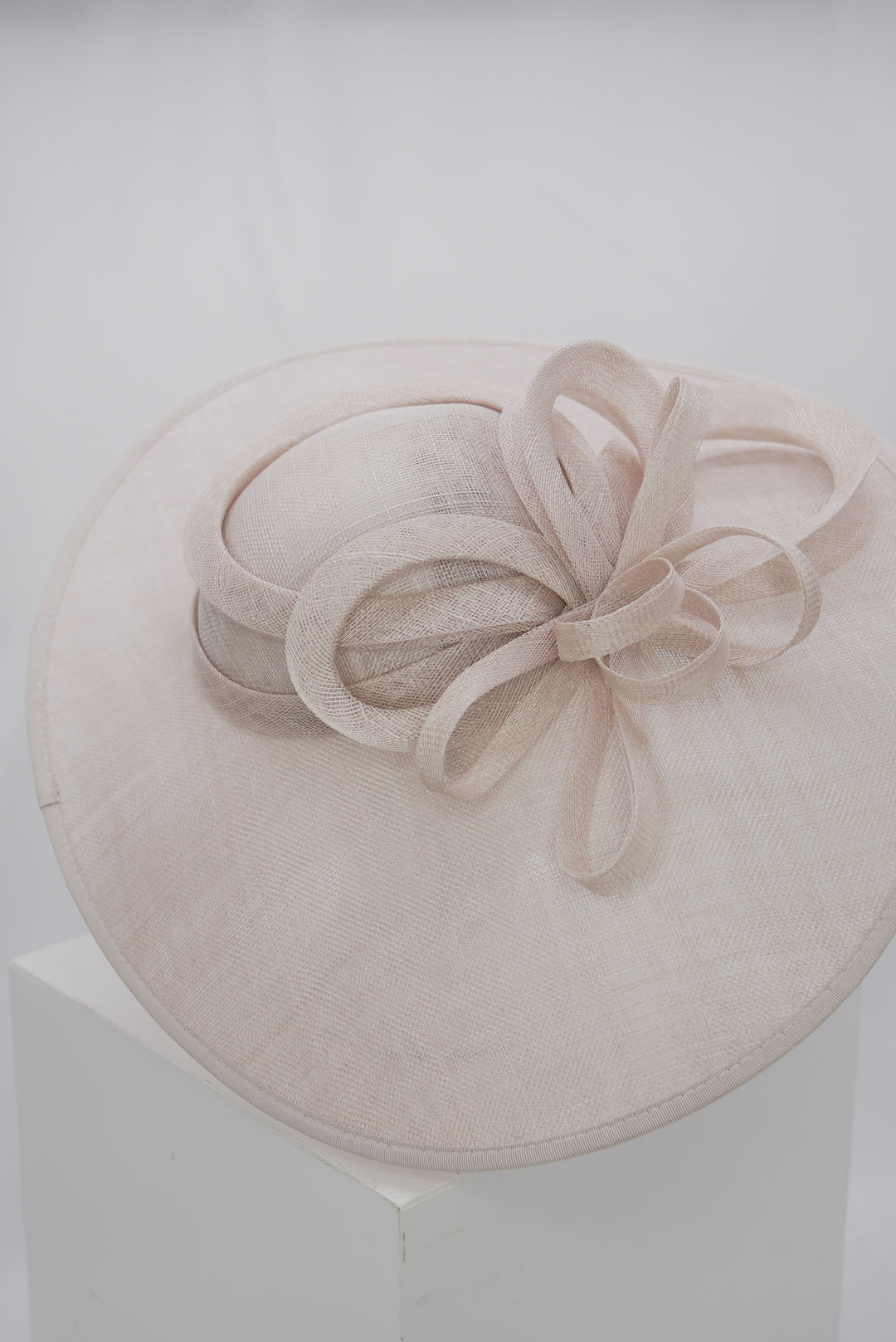 Fascinator "Sinemay mit Schleife"