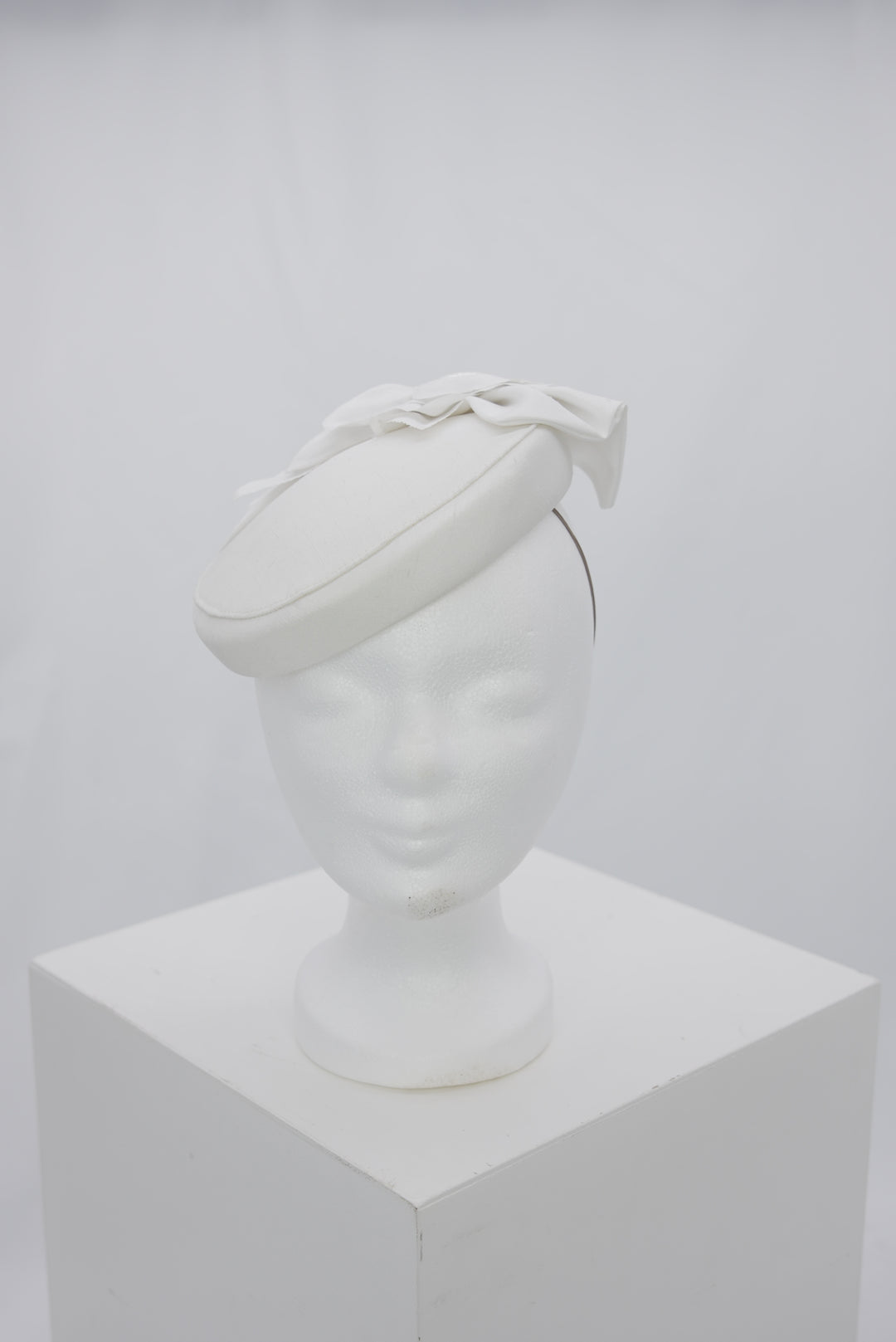 Fascinator "schlicht weiss"