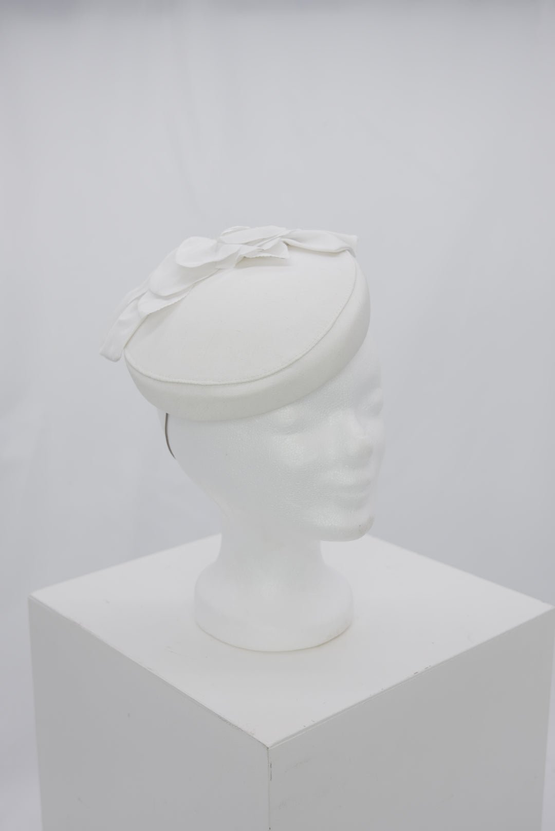 Fascinator "schlicht weiss"