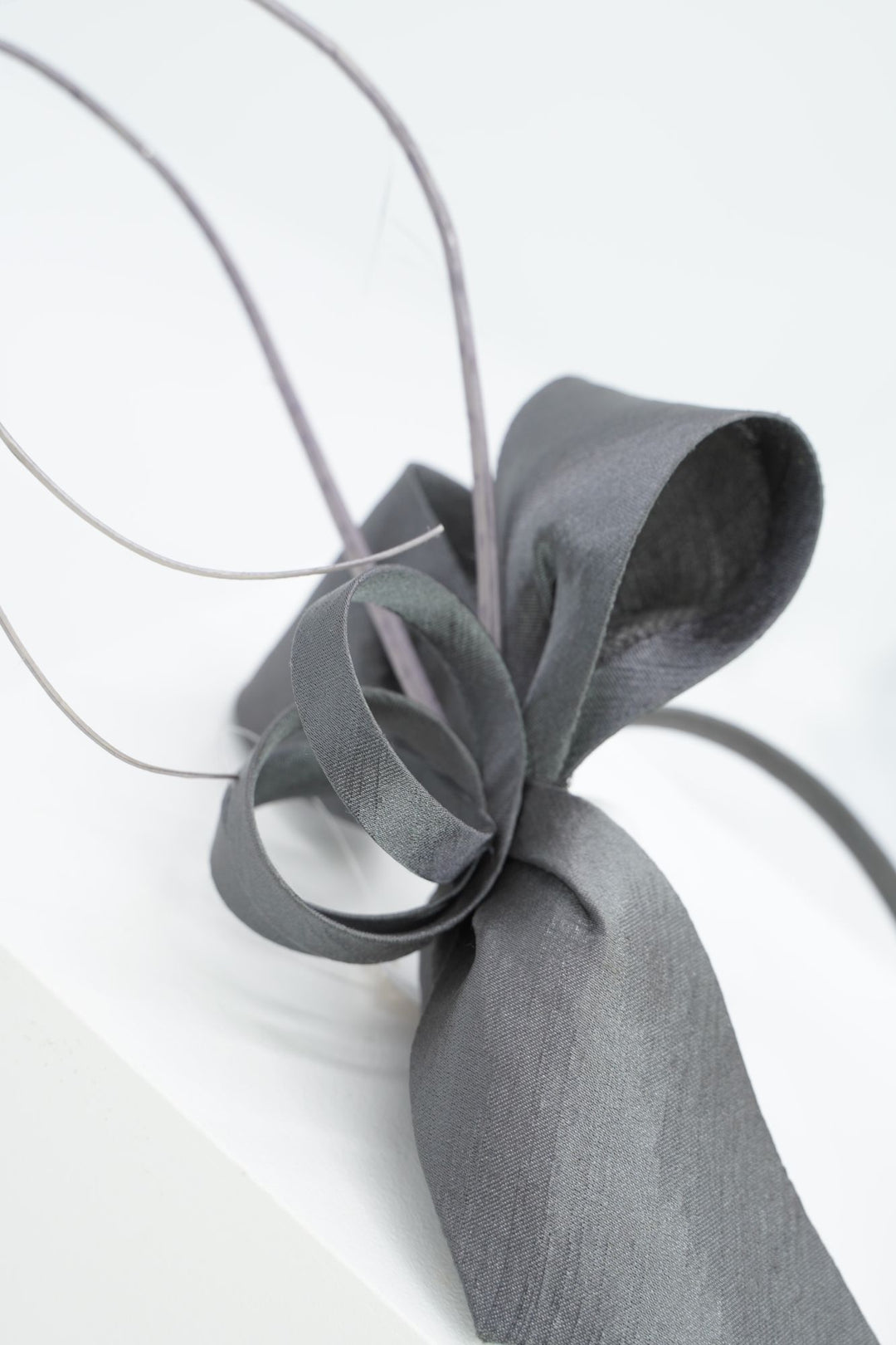 Fascinator "ribbon" grau