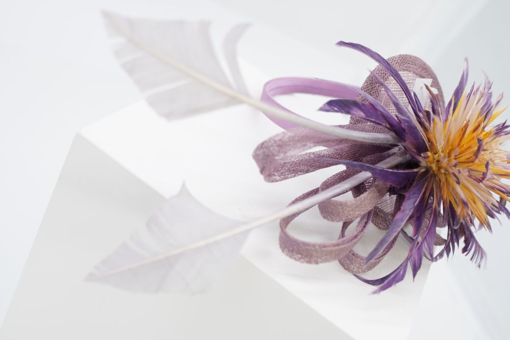 Fascinator "purple feather" lila